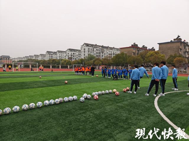 苏超扬州队走进校园与小球员展开“绿茵交流”
